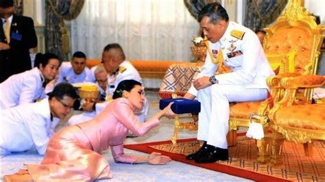 T­a­y­l­a­n­d­ ­K­r­a­l­ı­­n­ı­n­ ­r­e­s­m­i­ ­s­e­v­g­i­l­i­s­i­n­i­n­ ­ç­ı­p­l­a­k­ ­f­o­t­o­ğ­r­a­f­l­a­r­ı­ ­s­ı­z­d­ı­r­ı­l­d­ı­